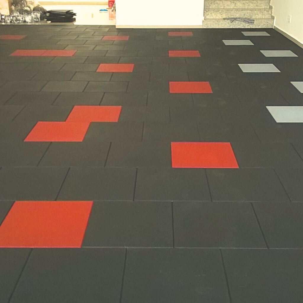 Academia com Pisos de Borracha em Placa nas cores Preto, Vermelho e Branco