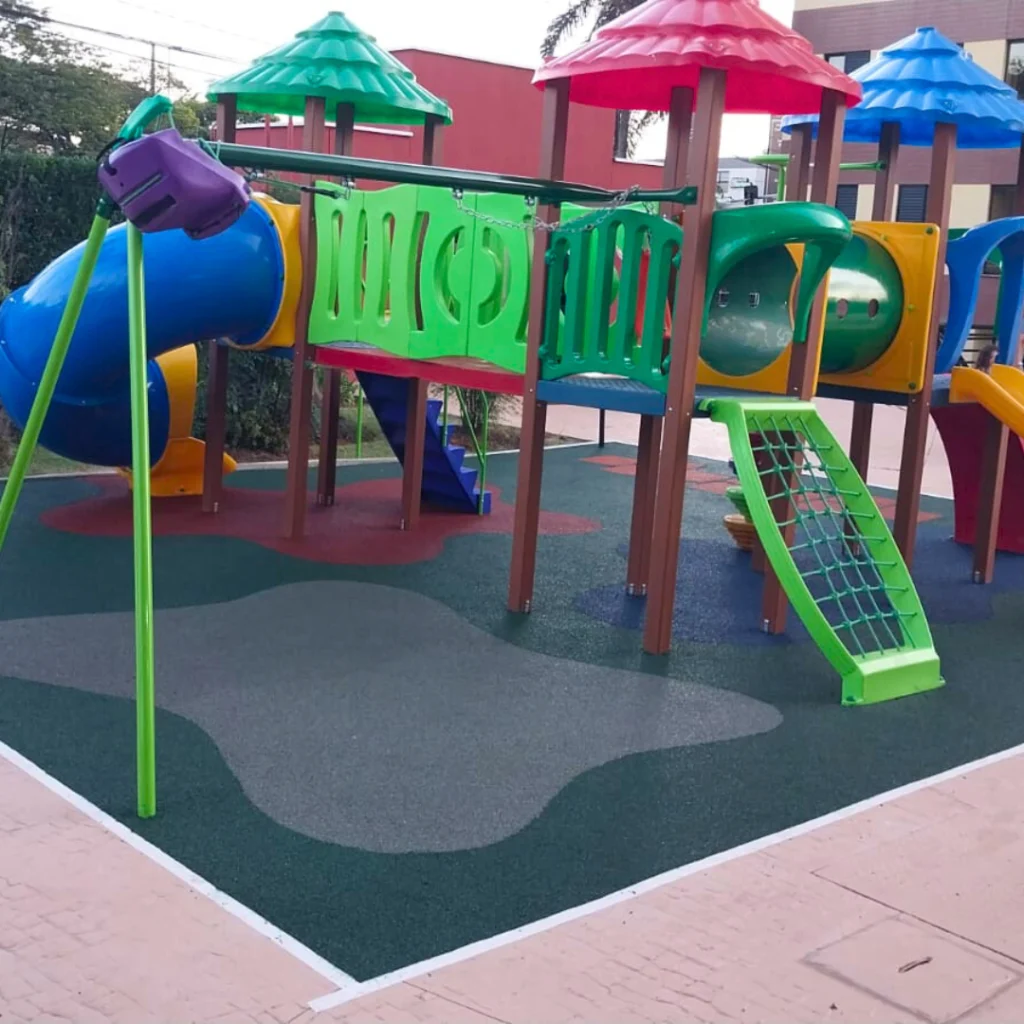 Um playground colorido com um escorregador e balanço.