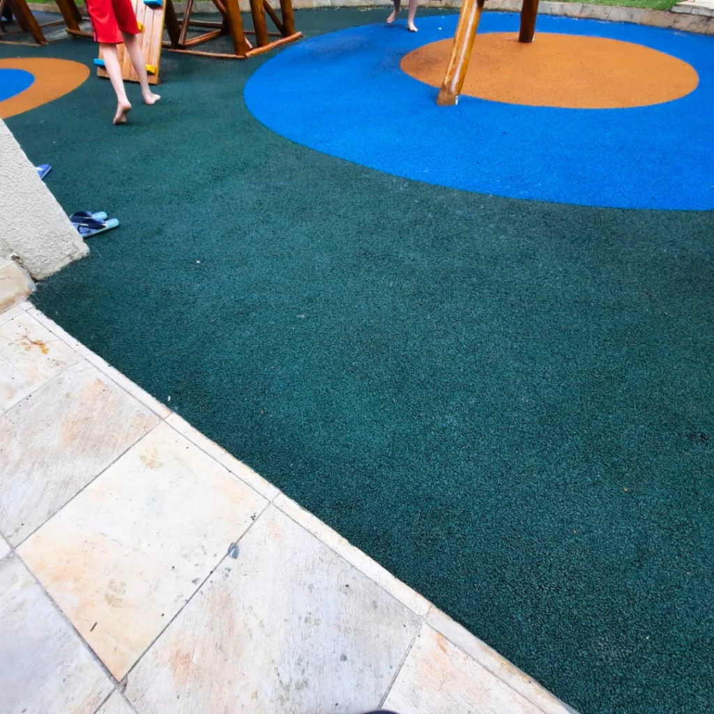 Playground com paginação Azul, amarela e verde.