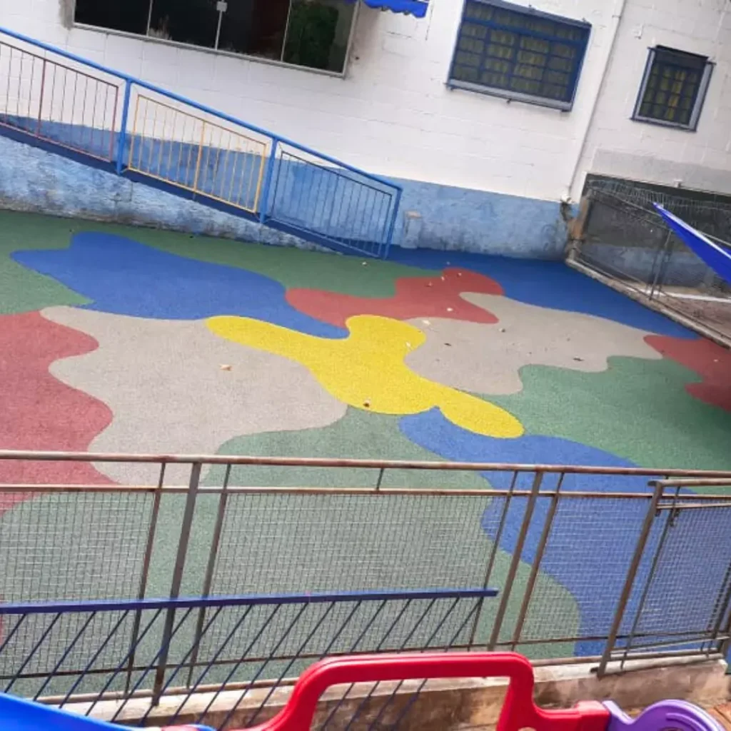 Playground com paginação Azul, Terracota, Amarela e Verde.